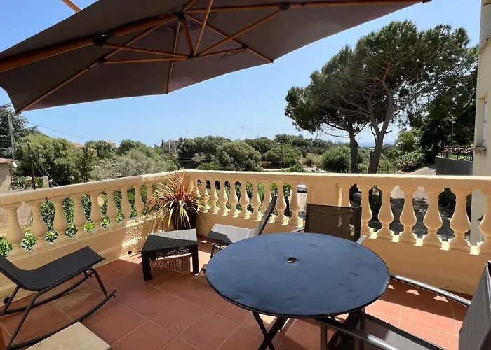 Appartement Calme Avec Terrasse Proche Du Centre Ville Et De La Mer, Parking, Internet