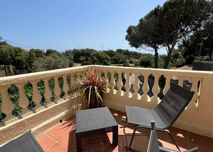 Appartement Calme Avec Terrasse Proche Du Centre Ville Et De La Mer, Parking, Internet